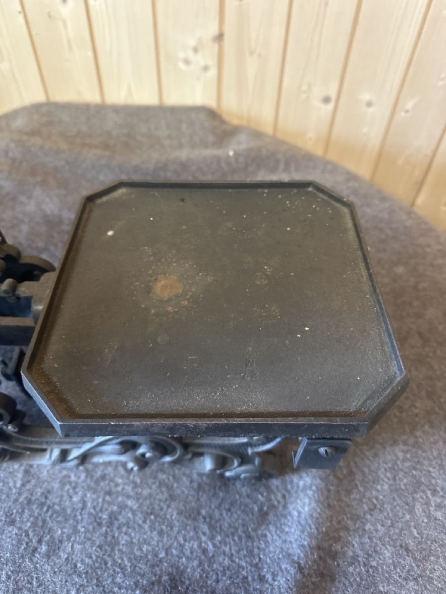 Bilance e pesi: Antike Küchenwaage mit Messing-Schale, 10kg – Usato da Baar venduto da Hillsboro 2