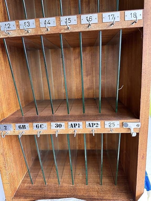 Scaffali: Meuble de tri vintage en bois avec compartiments numérotés! – Usato da Montreux venduto da Franlain 4