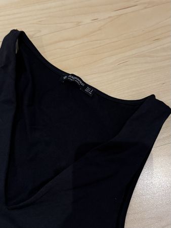Schwarzer Body von Stradivarius, Grösse S, V-Ausschnitt