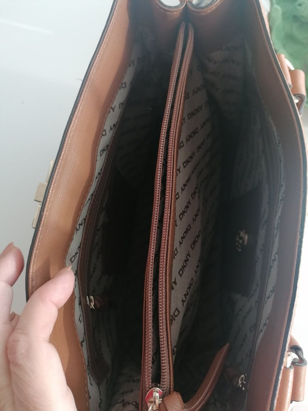 DKNY Borse da donna: DKNY Handtasche Leder braun Topzustand – Usato da Aegerten venduto da Jos_zem 4
