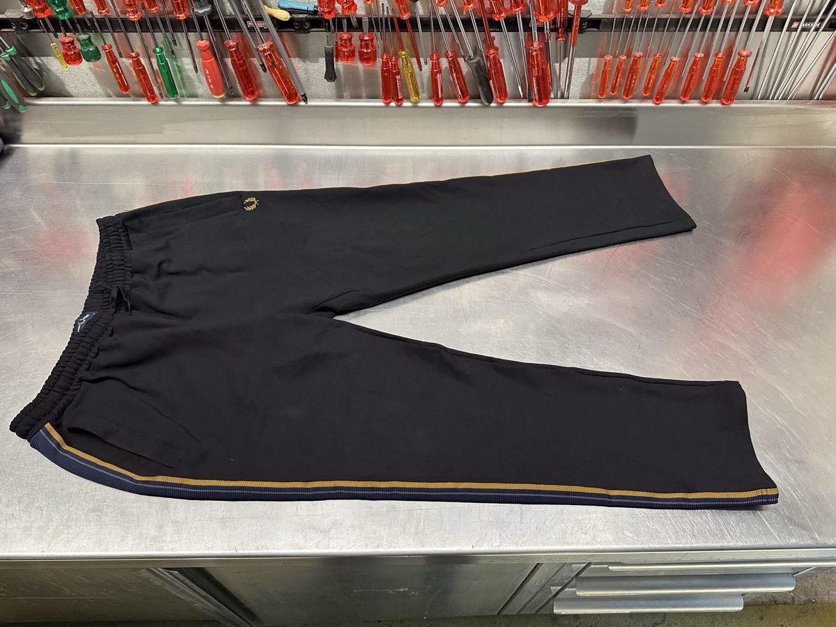 Fred Perry Pantaloni: Fred Perry Trainingshose schwarz – Usato da Schwende venduto da weesli