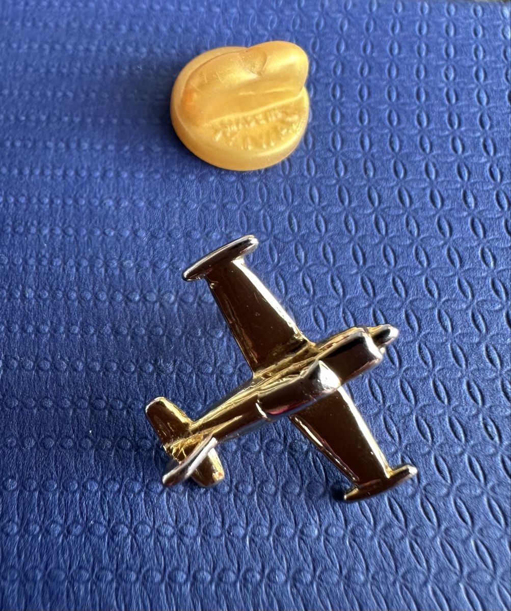 Spille & Fermagli: Goldfarbene Flugzeug-Brosche / Pin – Usato da Münsingen venduto da Innchen 2