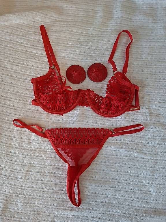 Autres dessous:  Rotes Spitzen Set  mit Nipplecovers – D'occasion à Affoltern am Albis par Feather 4
