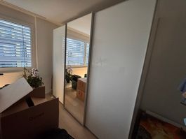 Schwebetürenschrank gross 3-türig, 1 Türe Spiegel