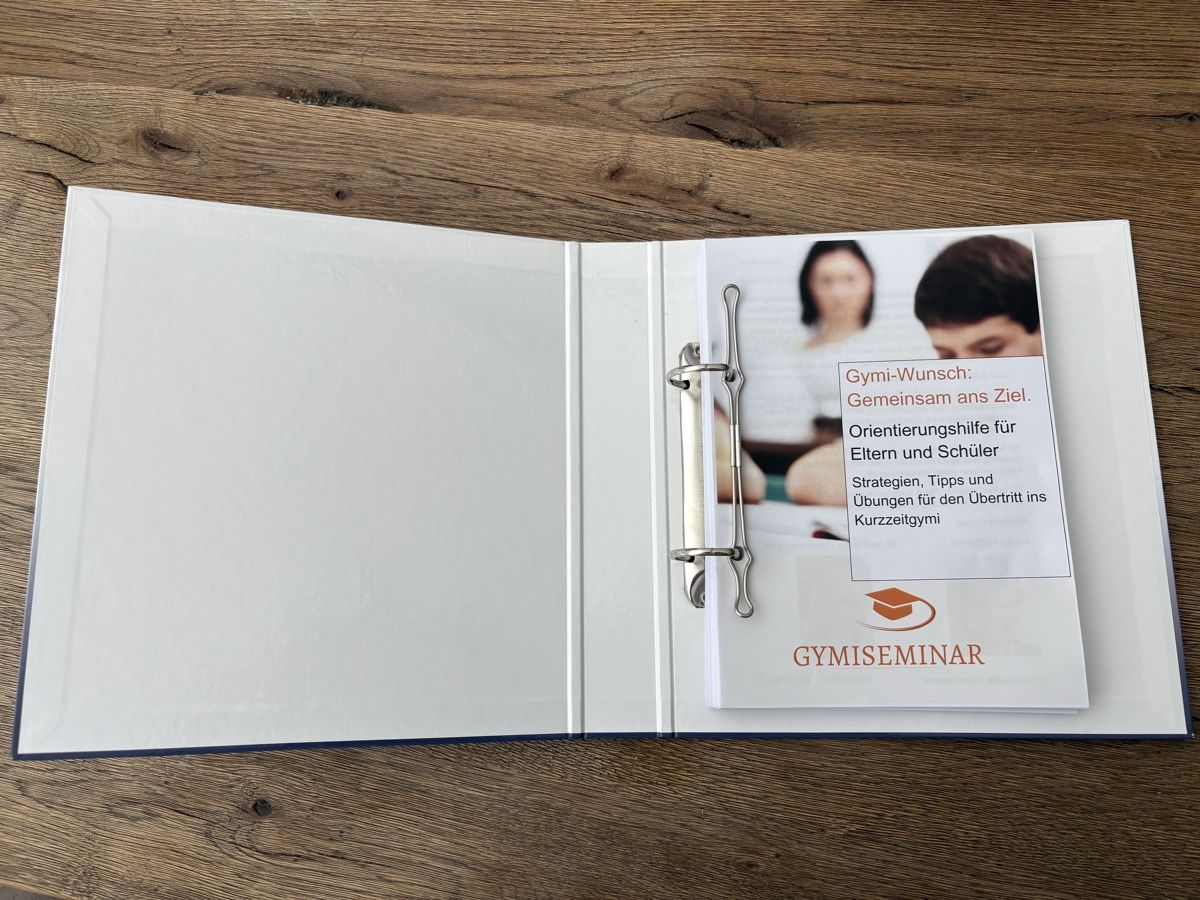 Altro materiale scolastico: Gymicards 2024, komplettes Set mit Ordnern – Usato da Arth venduto da Windig 7
