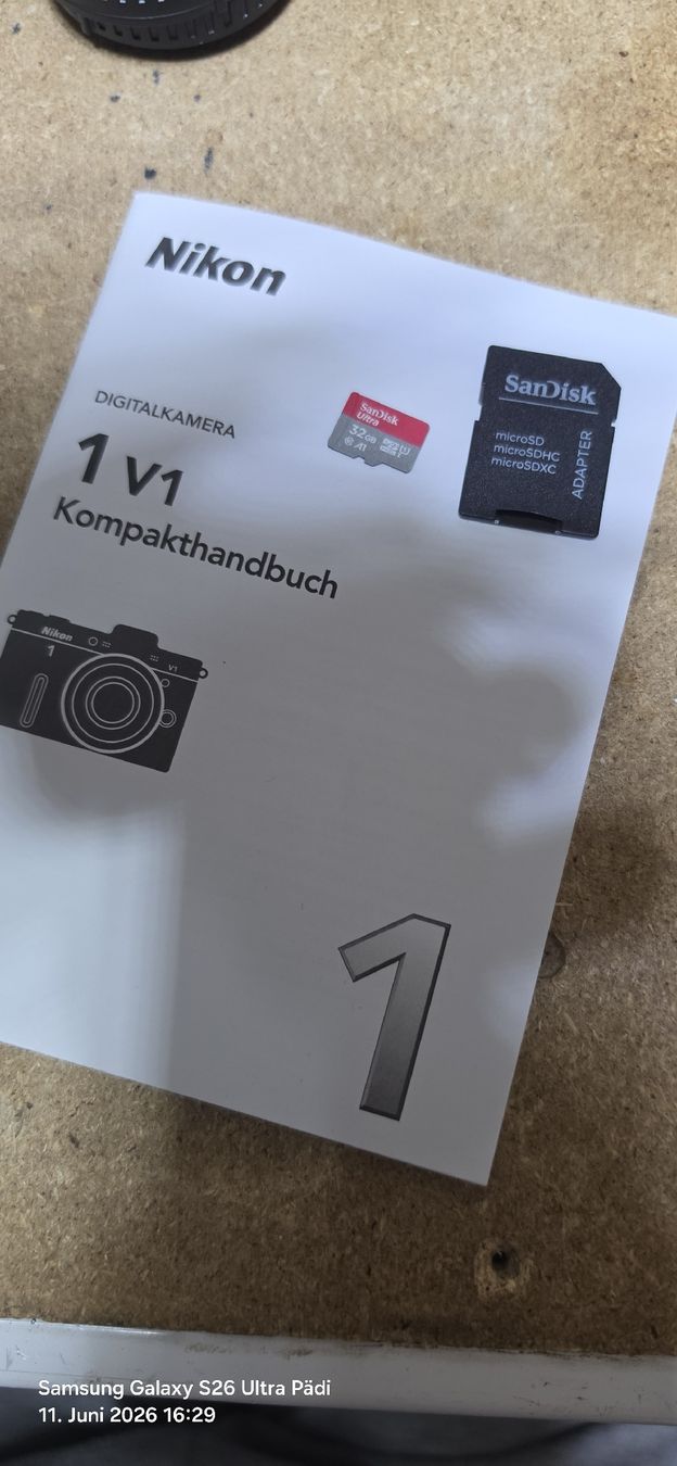 Nikon Fotocamera: Nikon V1 Systemkamera+10-33mm Objektiv+Blitz+Akku+Ladegerät – Nuovo (secondo la descrizione) da Ebikon venduto da ett_m78w 3