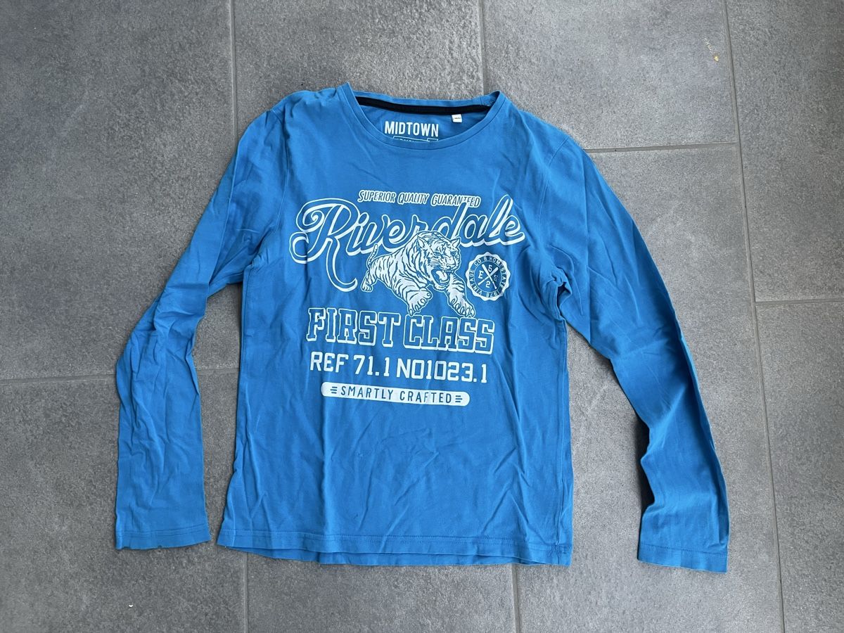 Chemises, T-shirts & Polos: Sweatshirt / Shirt langarm 146/152 – D'occasion à Wil ZH par Wonderwoman76