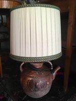 ancienne lampe en terre cuite transformée en lampe.
