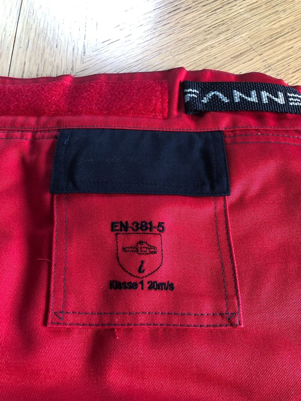 Pfanner Pantaloni: Schnittschutzbeinlinge Pfanner/ rot – Nuovo e nell'imballaggio originale da Schübelbach venduto da Dolly990_2 4