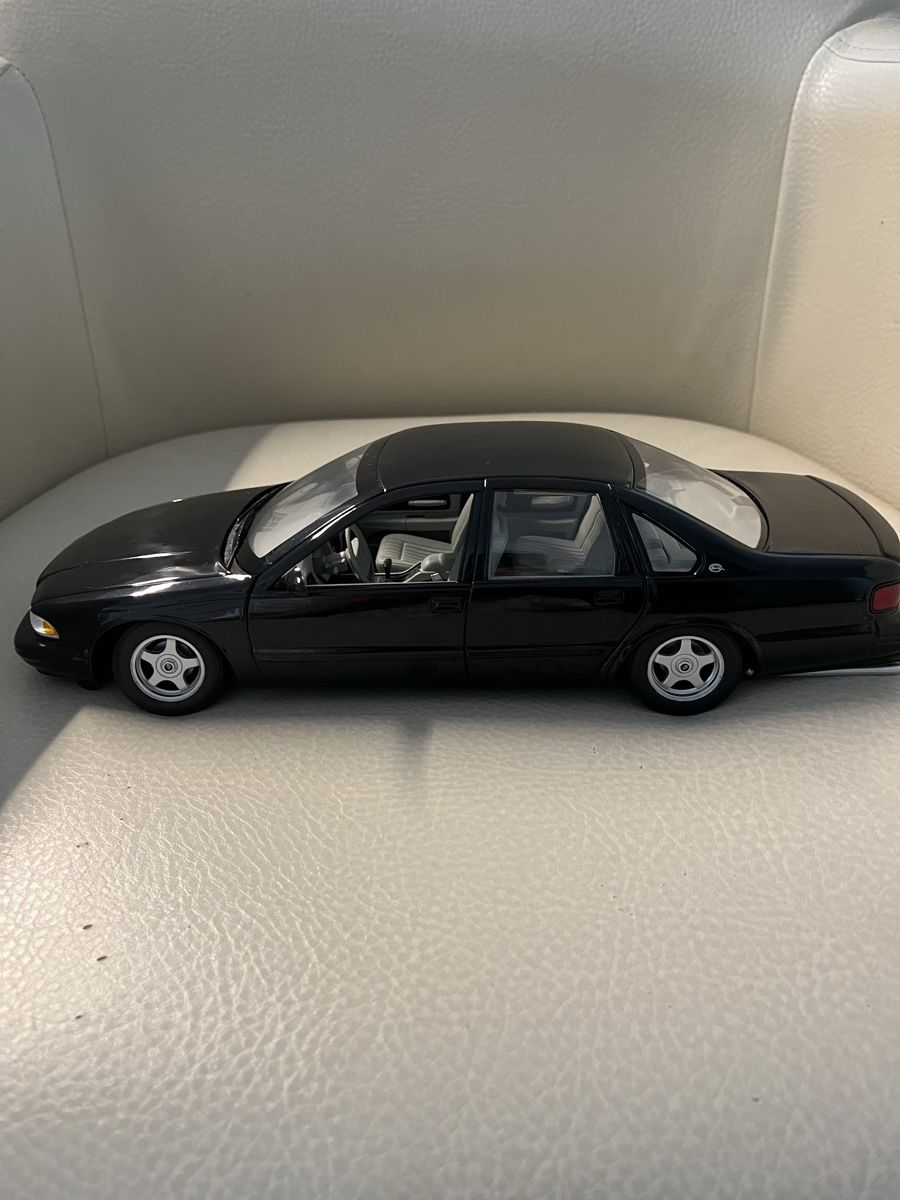 UT Models Modellini d'auto: Chevrolet Impala SS   – Nuovo (secondo la descrizione) da Oberweningen venduto da mer_2yn9 3