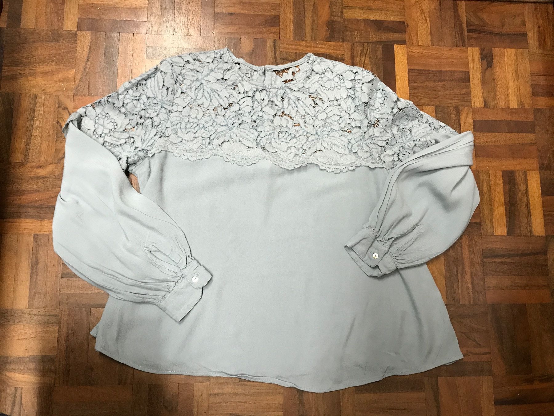 H&M Chemisiers: Bluse Gr 40 mit Spitzeneinsatz – D'occasion à St. Margrethen SG par kellenbh