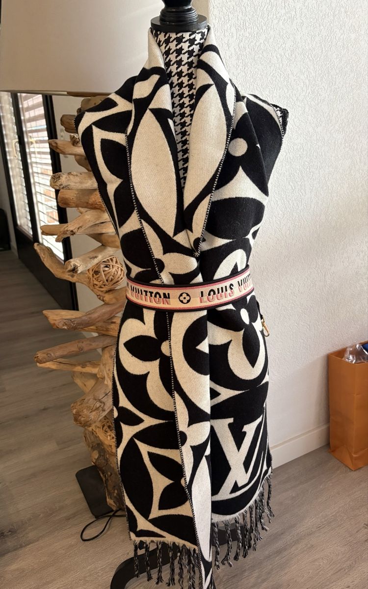 Louis Vuitton Foulard & Sciarpe: ÉCHARPE LOUIS VUITTON ORIGINALE – Usato da Corin de la crête venduto da Charnel49