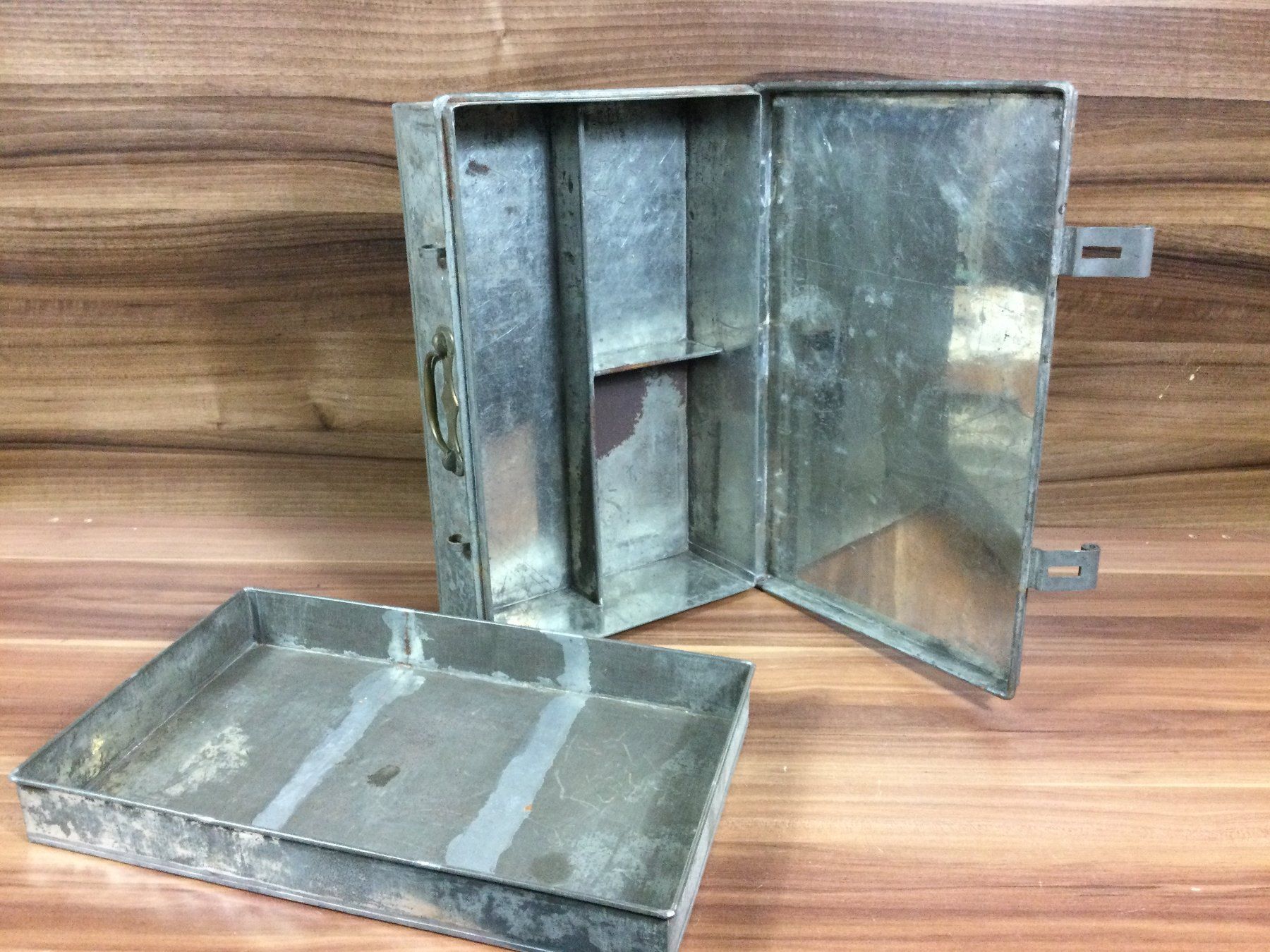 Werkzeuge: Gebrauchte Blechkassette mit Messing Handgriff – Gebraucht aus Wangen SZ von kuriosum12 2