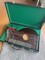 Zither: antikes Instrument mit Koffer