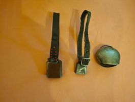 2 Treicheln  mit Lederriemen und 1 Treichel ohne Riemen