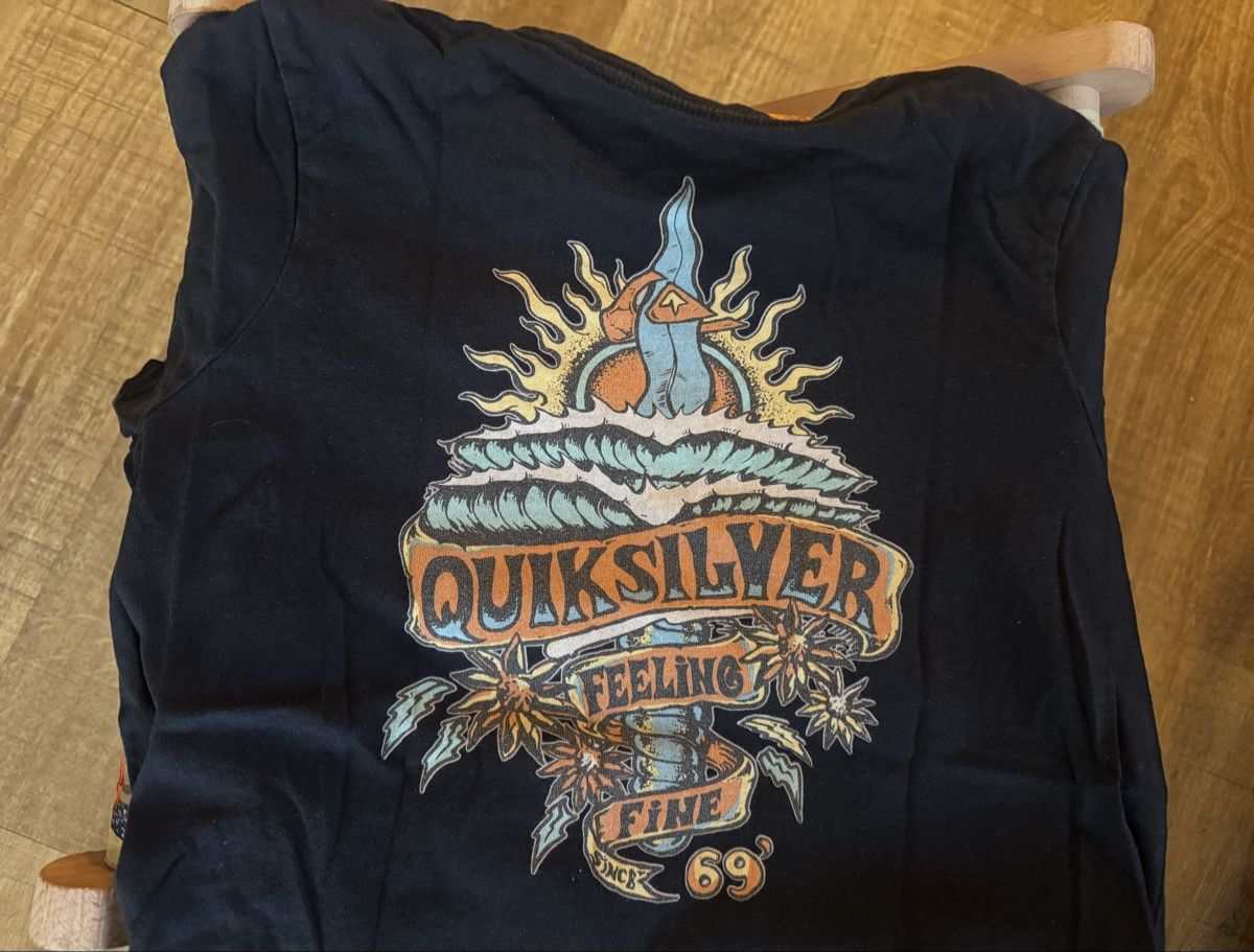 Quiksilver Hemden, T-Shirts & Polos: 2 T-Shirt Hurley+Quick Silver Gr. 128-140 – Gebraucht aus Gontenschwil von alioli 1