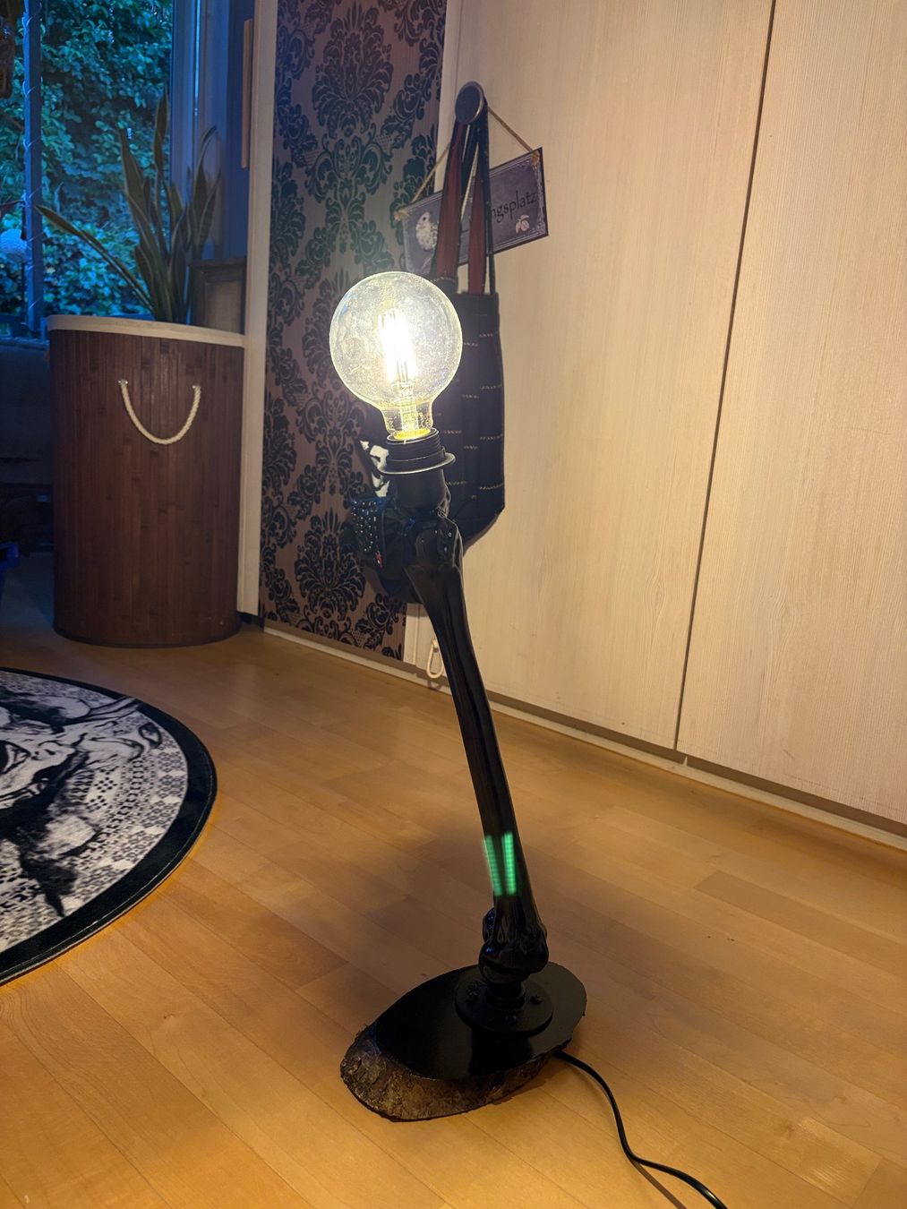 Lampade: Unikat Oberschenkelknochen Skelett Lampe – Nuovo (secondo la descrizione) da Erlinsbach SO venduto da sofieee 1
