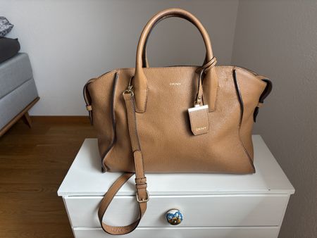 Handtasche DKNY braun mit Schulterriemen