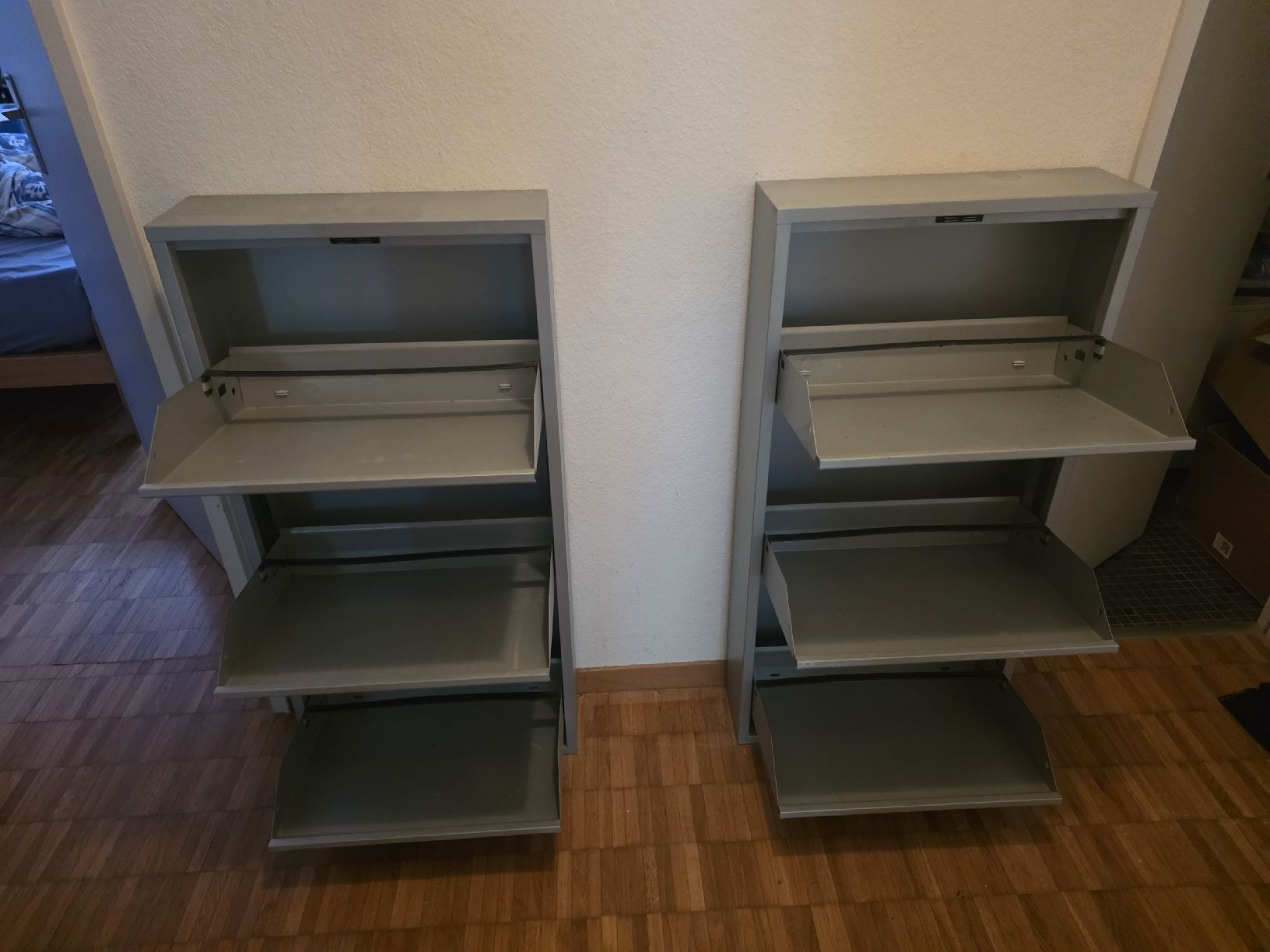 Schränke: Schuhschrank 2er Set Metall grau mit3 Klappen  – Gebraucht aus Bellikon von zuzu66 1