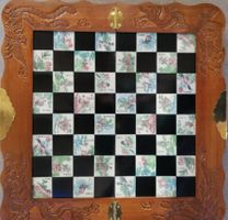 Schachspiel im Koffer mit chinesischen Motiven, Holz