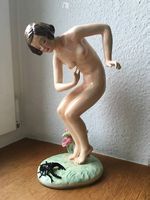 Antike Porzellan Figur Frauenakt mit Hirschkäfer Art Deco