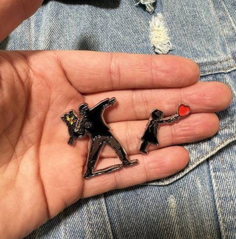 Placchette & Badge: 2 x PIN Bansky - Street Art - neu – Nuovo e nell'imballaggio originale da Gockhausen venduto da ventman 2