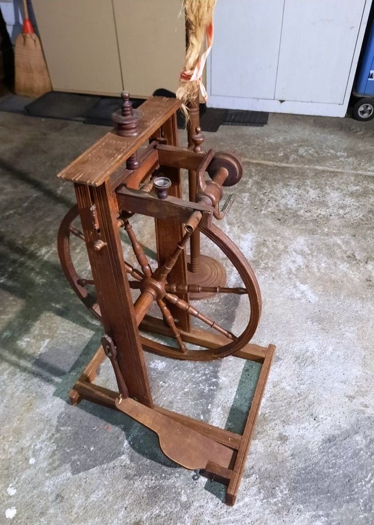 Ruote per filare: Schönes Antikes Holz Spinnrad – Usato da Walterswil SO venduto da Fundort 2