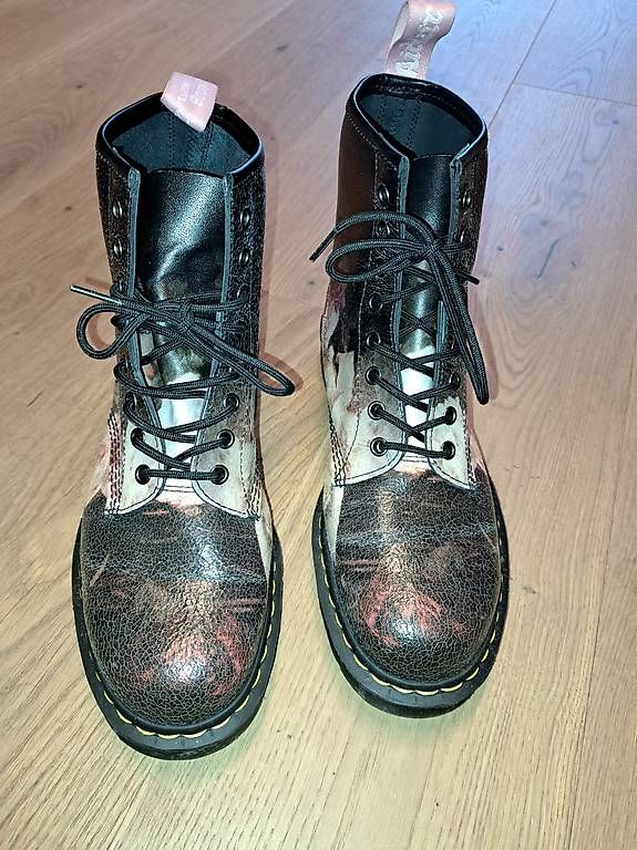Dr. Martens Scarpe da donna: Dr. Martens Stiefel mit Blumen Grösse 43 – Usato da Triesen venduto da Snowball82 2