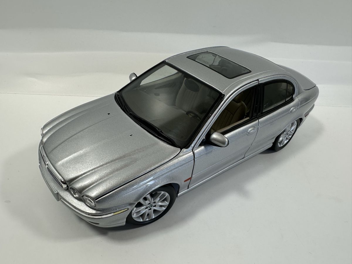 Maisto Modellini d'auto: Jaguar X-Type 3.0 1:18, silbrig, MAISTO  – Usato da Zofingen venduto da rf9_x2xt 1