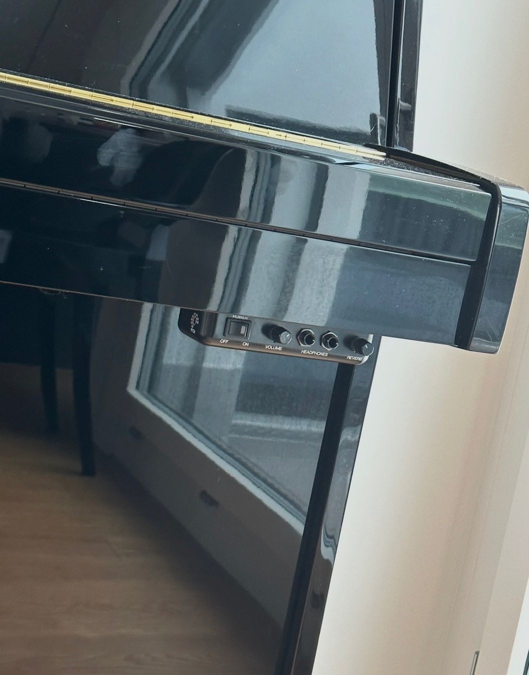 Yamaha Musikinstrumente: Klavier Yamaha mit Silent Funktion, mit Hocker – Gebraucht aus Baar von Famaventures 3