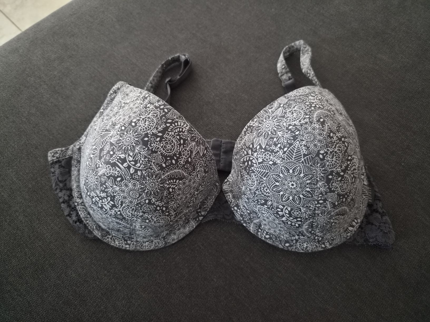 Esprit Sonstige Unterwäsche: Damen BH Grösse 85B von Esprit – Gebraucht aus Niederrohrdorf von Miripfiri