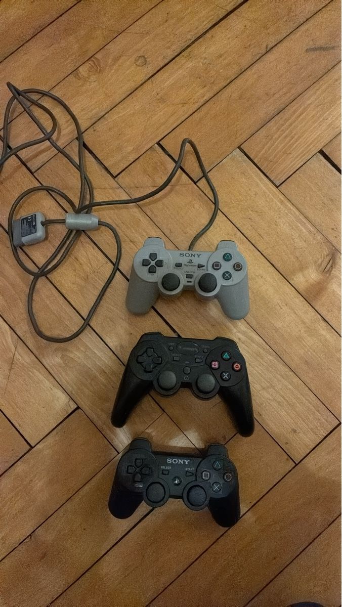 Sony Controller: 3 Controller PlayStation – Usato da Zürich venduto da ani_8jg5