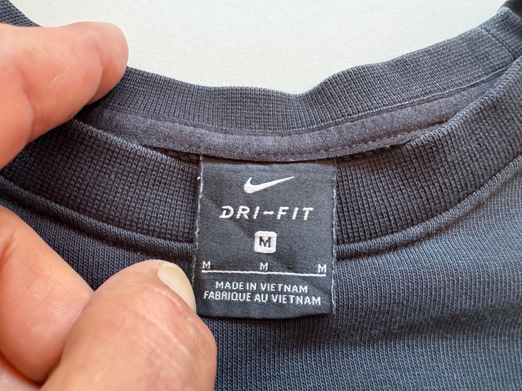 Nike Pulls & Sweat-shirts: Nike Sweatshirt Pullover Oversized Dri-Fit WOMEN Sz M – D'occasion à Neuchâtel par _Easy_to_Find_ 2