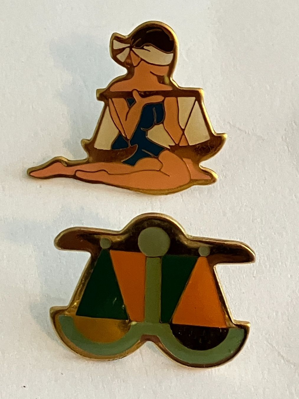 Placchette & Badge: 2 Pin Waage Sternzeichen – Usato da Basel venduto da djwwpp