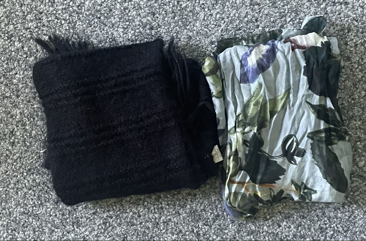 Foulards & écharpes: Schals Set: Schwarz und leichter Sommerschal – Neuf (Voir description) à Au ZH par Jaggy4