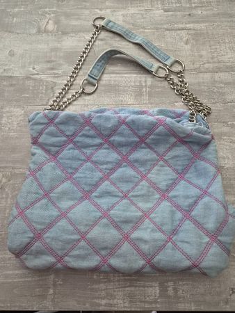 Sac à main matelassé en jean bleu avec chaîne