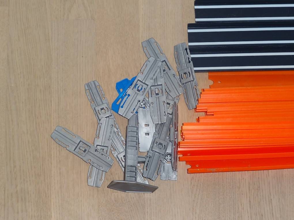 Spielzeuge: 2 Hot Wheels Power Booster mit Erweiterungs Track Builder – Gebraucht aus Diessenhofen von Stephanla52 3