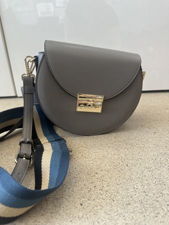 Seidenfelt Handtasche in Grau mit farbigem Schulterriemen