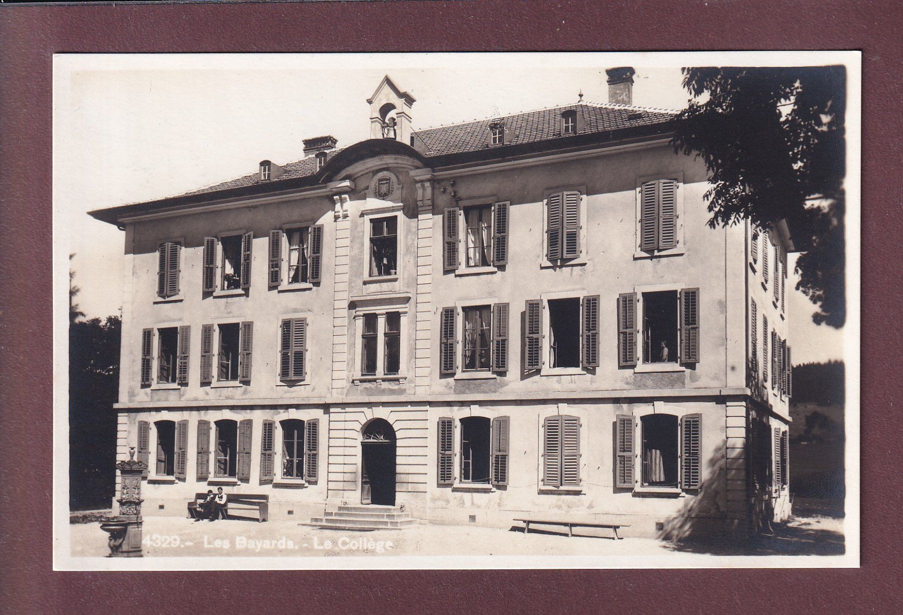 Ansichtskarten: LES BAYARDS - Le Collège – Gebraucht aus Pully von nicecards