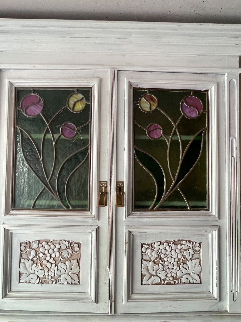 Credenze: Antiker Jugendstil-Buffetschrank mit Bleiglas – Usato da Hünibach venduto da Ramouun 1