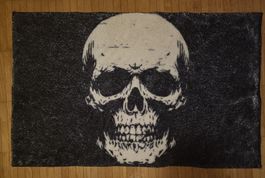 Teppich mit Totenkopf Motiv schwarz weiss rechteckig