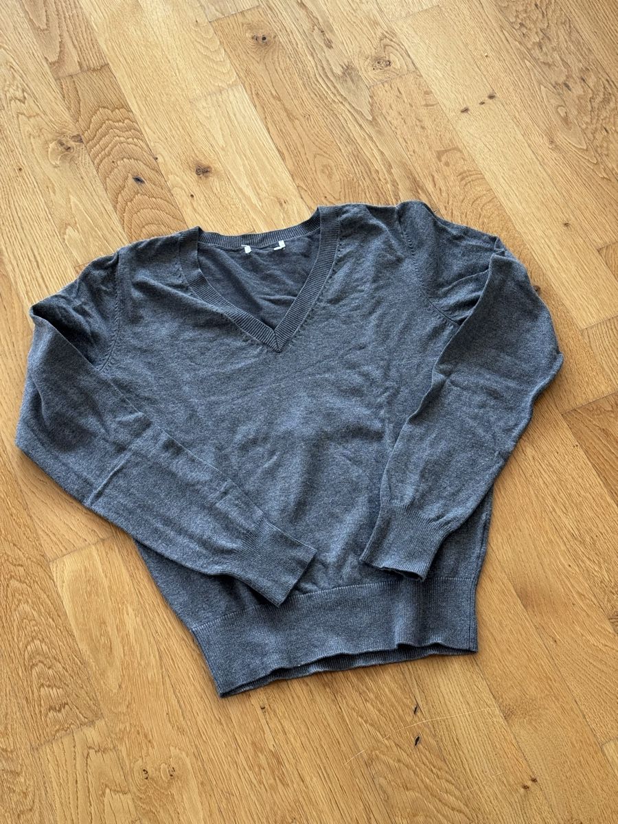 H&M Maglioni & Felpe: Grauer Pullover mit V-Ausschnitt Gr. S – Usato da Davos Wolfgang venduto da glo_6dm2
