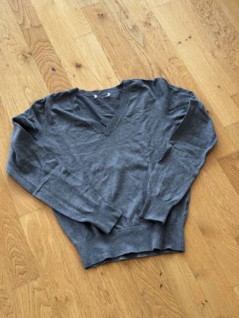 Grauer Pullover mit V-Ausschnitt Gr. S