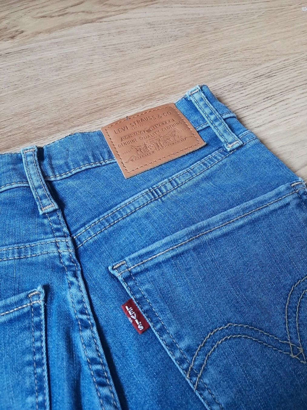 Levi's Jeans: Jeans Levi's – D'occasion à Neuchâtel par col_6rbm 2