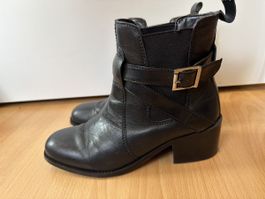 Schwarze Stiefeletten mit Schnalle aus Leder