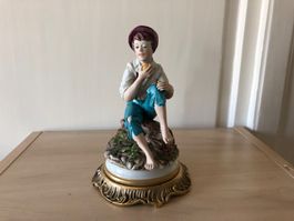Schöner sitzender Junge, Carpie Porzellan Skulptur...