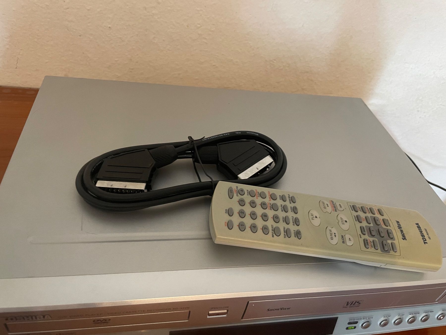 Toshiba Aufnahmegeräte: Toshiba SD-33VE VHS / DVD Kombination Mit FB – Gebraucht aus Zürich von  5