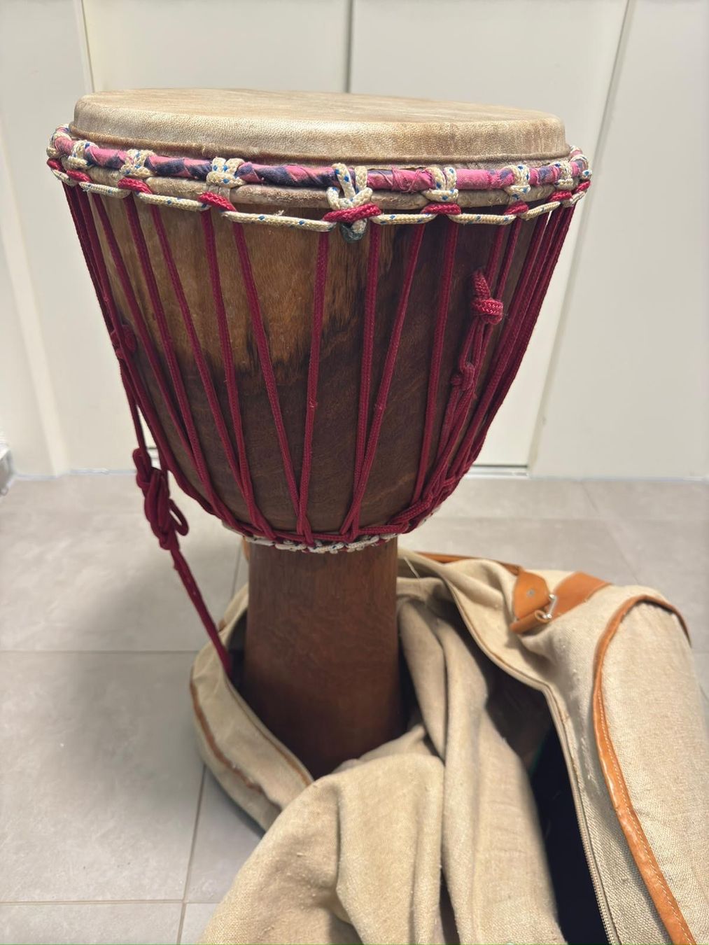 Musikinstrumente: Djembé avec sac de transport, occasion – Gebraucht aus Villars-Tiercelin von OliBanu