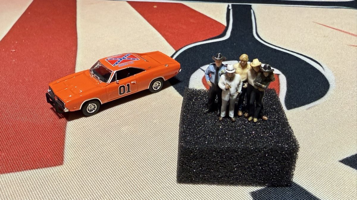 Dodge Modellini d'auto: "General Lee" mit Figuren, 1:87 – Nuovo e nell'imballaggio originale da Basel venduto da Zomeg 1