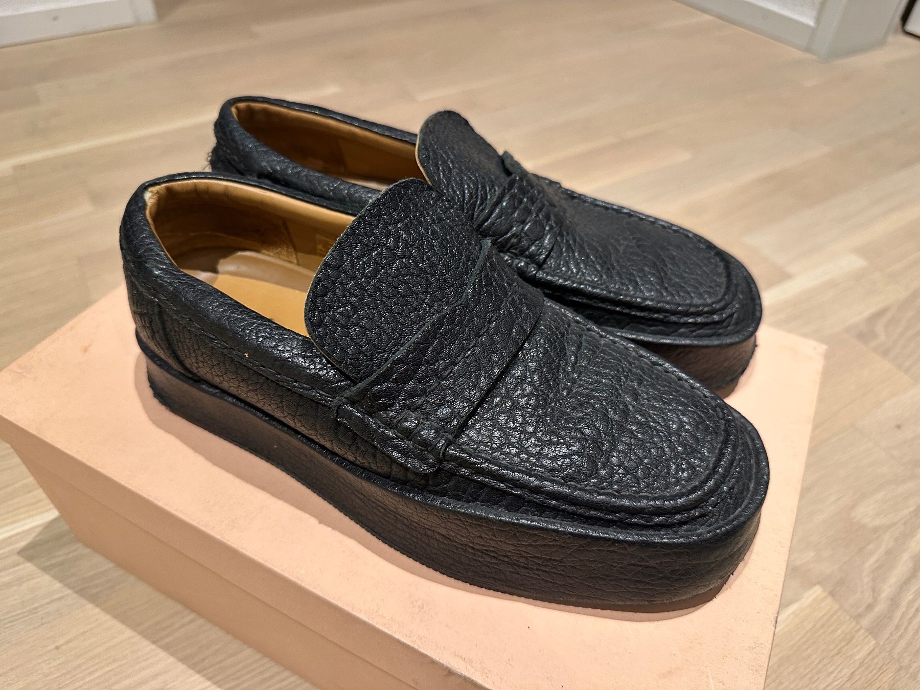 Acne Studios Scarpe da uomo: Acne Studios Schwarzleder Balen Loafers – Usato da Zürich venduto da alif